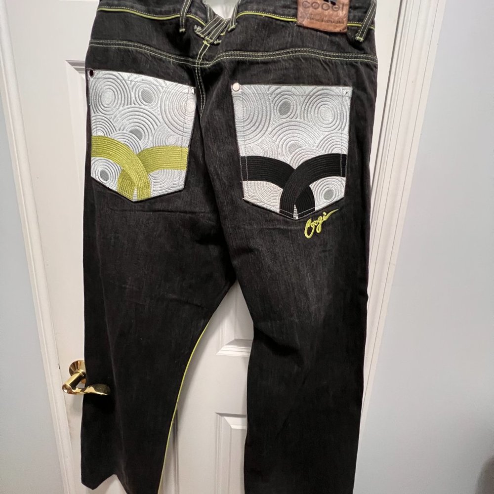 COOGI Australia Men's denim Jeans with Embroidered Back Pockets W42 L35